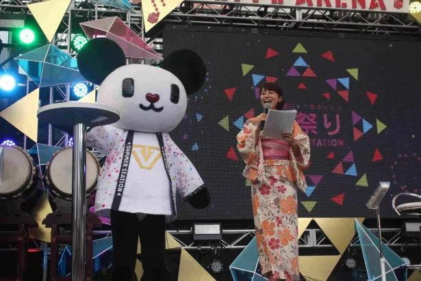 スペシャルドラマ「必殺仕事人2014」のイベントに登壇した久保田直子アナとゴーちゃん。