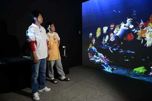 自分の描いた魚がスクリーンに現れる！　巨大な“デジタルの海”によゐこもビックリ