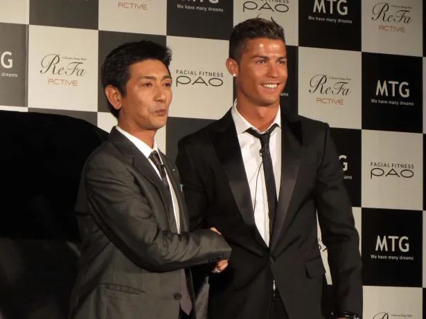 MTGの新商品発表会「MTG×Cristiano Ronaldo”ATHLETIC BEAUTY PROJECT”」に出席したクリスティアーノ・ロナウド選手(右)とMTG・松下剛代表取締役社長(左)