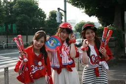 画像 カープ女子 神3 が神宮球場に降臨 話題の 泣ける 広島県 を配布 2 10 Webザテレビジョン