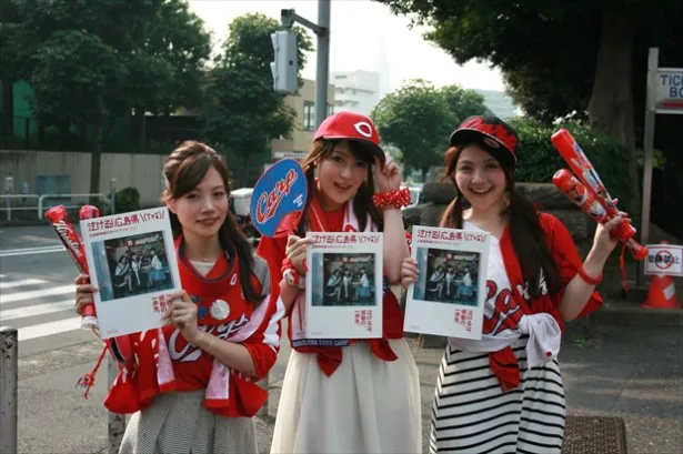 カープ女子 神3 が神宮球場に降臨 話題の 泣ける 広島県 を配布 Webザテレビジョン