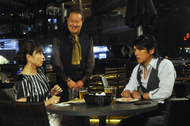 「匿名探偵」の1シーンで“水上プレミアムビアガーデン”を訪れた高橋克典(右)、片瀬那奈(左)、森次晃嗣(中央)