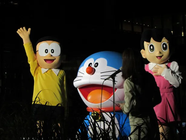 東京・虎ノ門ヒルズでの「巨大ドラえもんカウントダウン点灯式」に出席したドラえもん、のび太、しずかちゃん