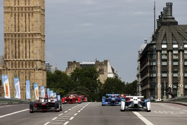 フォーミュラEカーが市街地を疾走する