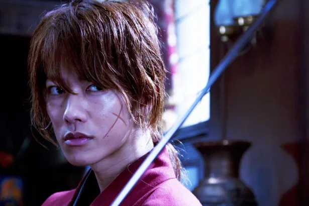 佐藤健のキレのいい剣さばきが超クールなシリーズ第1作「るろうに剣心」