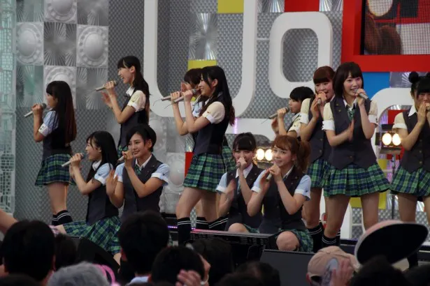 「東京アイドルフェスティバル2014」で熱唱するHKT48
