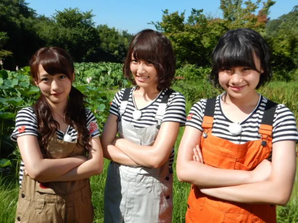小谷里歩(左)、上枝恵美加(中央)、山内つばさ(右)が夏空の下、農園レストランでアルバイト！