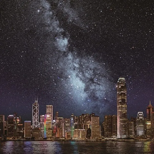 【画像を見る】香港の100万ドルの夜景と、2200万個の星がきらめく夜空が融合！