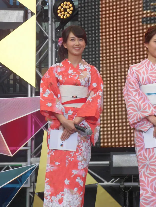 NHKの入局4年目、和久田麻由子アナは鮮やかな朱色の浴衣で登場