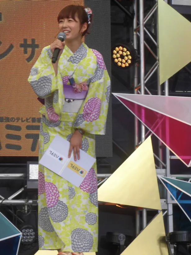 牡丹の花をあしらった黄色の浴衣姿にテレ気味のテレビ東京入社6年目の狩野恵里アナ