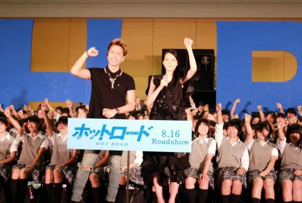 映画「ホットロード」の女子中高生招待イベントに出席した能年玲奈と三代目J Soul Brothers・登坂広臣