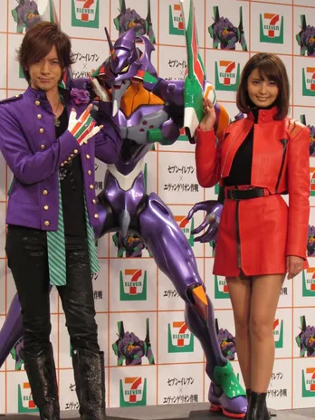 「即コンプリート」エヴァファンのDAIGOと加藤夏希がコラボグッズに熱視線!