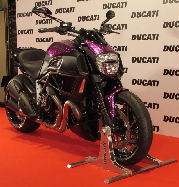 DUCATI DIAVEL 映画「ルパン三世」峰不二子スペシャル