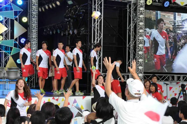 【写真を見る】将来競泳日本代表を夢見る子供たちとハイタッチして去る選手たち！