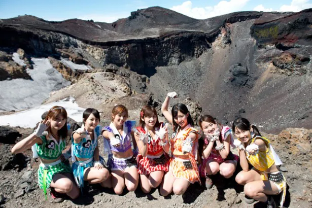 こちらは富士山の火口。いよいよアイドル界初の試みが始まる