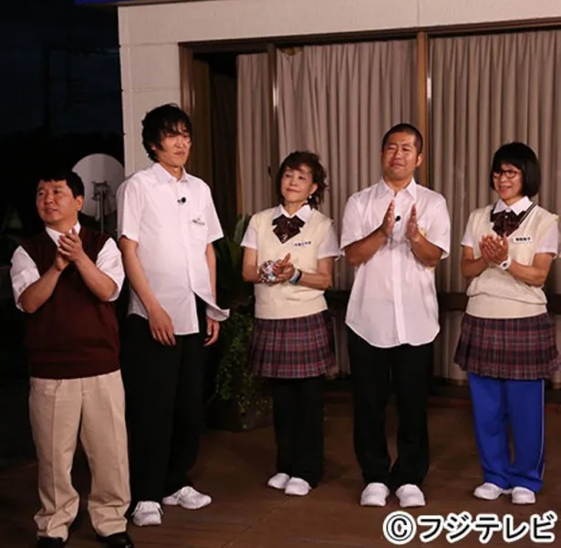 (左から)引率の教師役・田中裕二(爆笑問題）、千原ジュニア、千原ジュニアの母、澤部佑、澤部佑の母