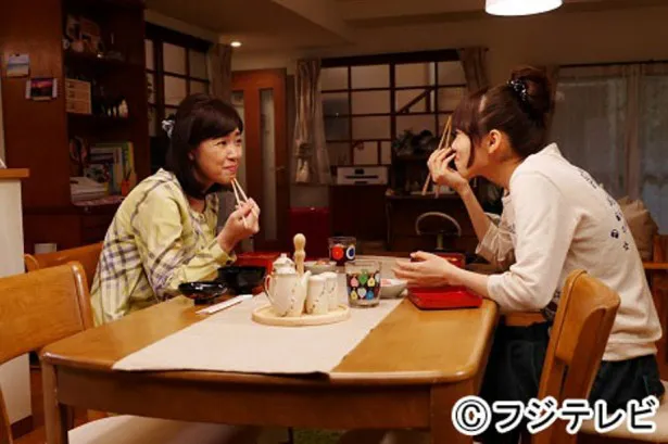 母親・広子役の菊池桃子(左)とは「最近の若い子のブームについて話してます」と、現場の裏話を明かす