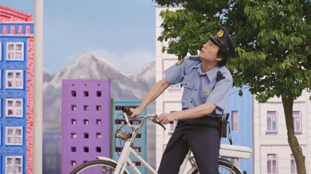 【写真を見る】博多大吉は警察官役で登場