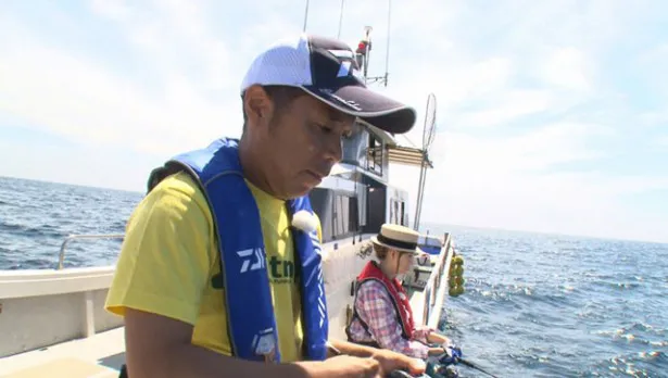 特殊な方法を使って釣りをする岡村隆史