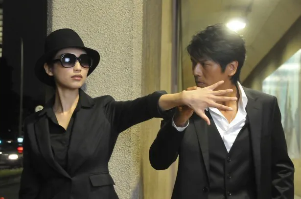 【写真を見る】壇蜜は高橋克典演じる探偵の前に立ちはだかる女探偵に！