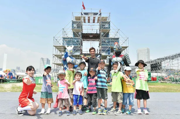東京・豊洲で開催中の「SASUKE PARK in豊洲 」に登場したウルトラマンゼロ(上段左)らと子供たちが記念撮影を行った