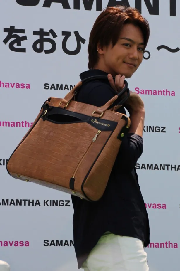 【写真を見る】CMで使用したバッグを持ちカッコよく決めポーズをとるEXILE TAKAHIRO