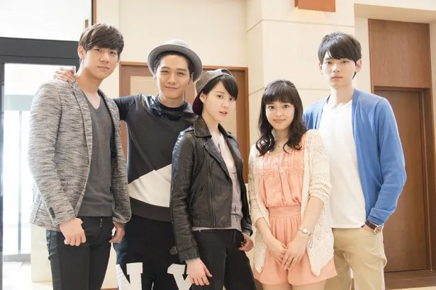 「イタズラなKiss」最新作にアジアの若手スターも出演（左からジェイコブ、エヴァン・ヨー、ルゥルゥ・チェン、未来、古川）