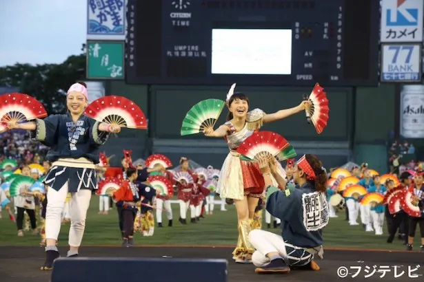 ももクロは「仙臺すずめ踊り連盟」の踊り手170名と郷土芸能「すずめ踊り」も披露