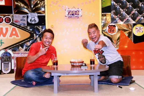 自身の地上波初冠番組「リアルガチ」に出演する出川哲朗(右)と、パートナーゲストの三村マサカズ(左)