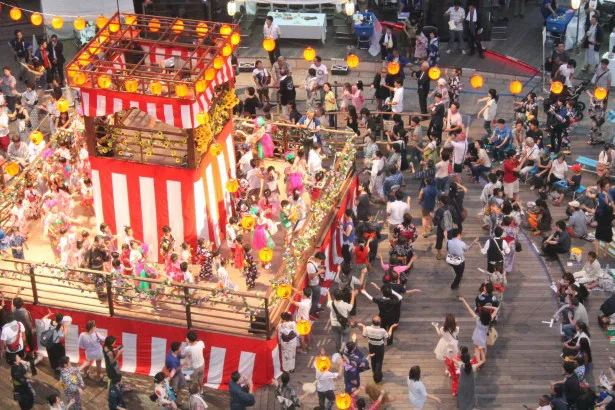 “夏祭り”最後のイベントに六本木ヒルズには大勢の客が集まった！