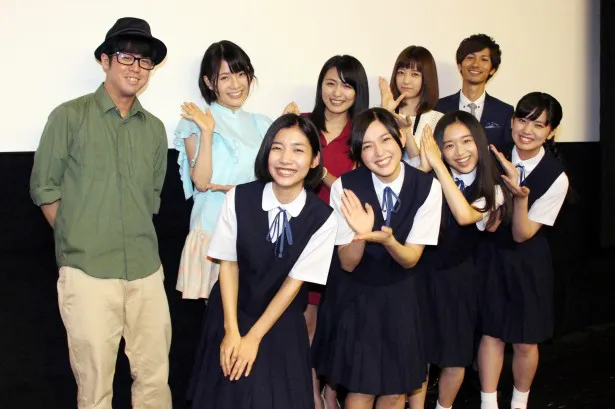 「思春期ごっこ」舞台あいさつに登壇した出演者陣と倉本監督(上段左)。中学生役の女性陣は役衣装の制服を着用した