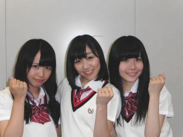 初のMCに気合十分の松村香織(左)、須田亜香里(中央)、谷真理佳(右)