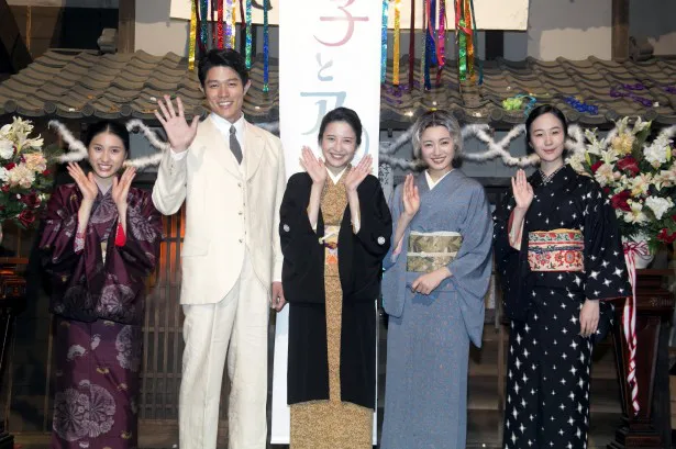 「花子とアン」のクランクアップセレモニーに登場した(左から)土屋太鳳、鈴木亮平、吉高由里子、仲間由紀恵、黒木華