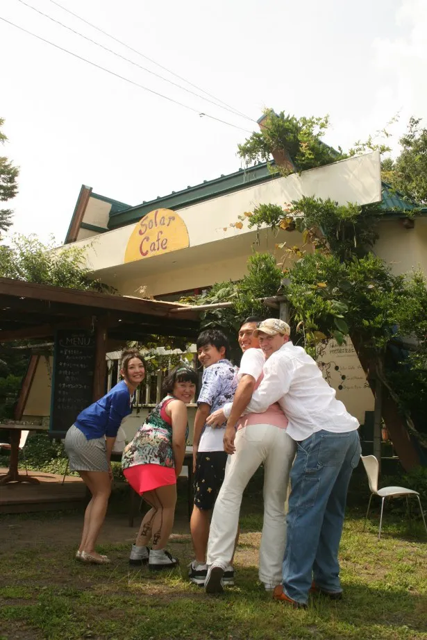 富士山の麓の農園カフェで、お尻を突き出したポーズで記念撮影