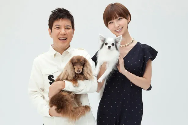 新番組「ペットの王国　ワンだランド」でMCを務める関根勤(左)と篠田麻里子(右)