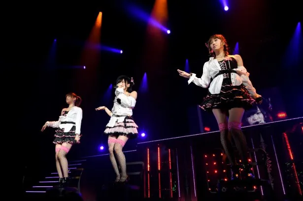【写真を見る】NMB48チームN兼任の山本彩（写真中央）は、ユニット曲「抱きしめられたら」で妖艶な表情を見せる