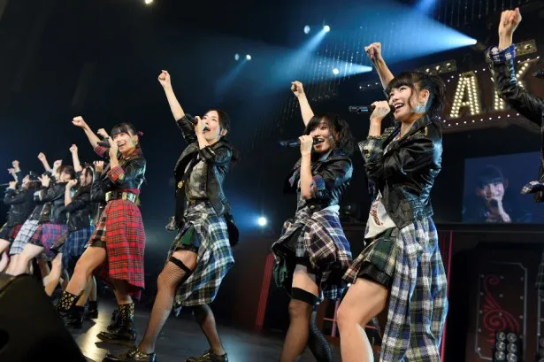SKE48チームS兼任の松井珠理奈（写真中央）もステージで熱唱！