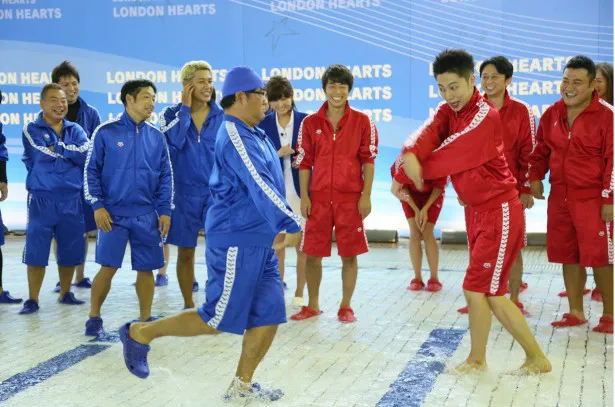カンニング竹山、山崎ら芸人たちがさまざまな水泳競技で対決！