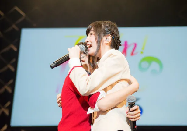 【写真を見る】トーク中に抱き合う西明日香と上田麗奈。西からのいきなりのアプローチに上田も笑顔
