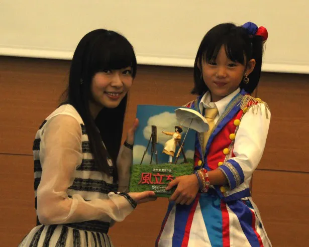 「学生の部」のグランプリを受賞した石田なつみちゃん(写真右)