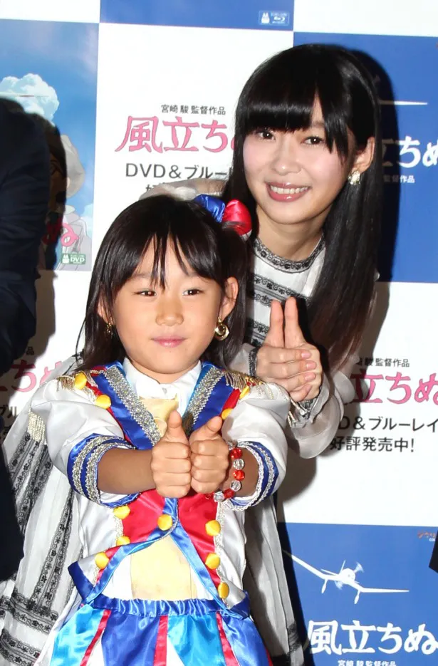AKB48の衣装を着た石田なつみちゃんと一緒に「恋のフォーチュンクッキー」のポーズを披露