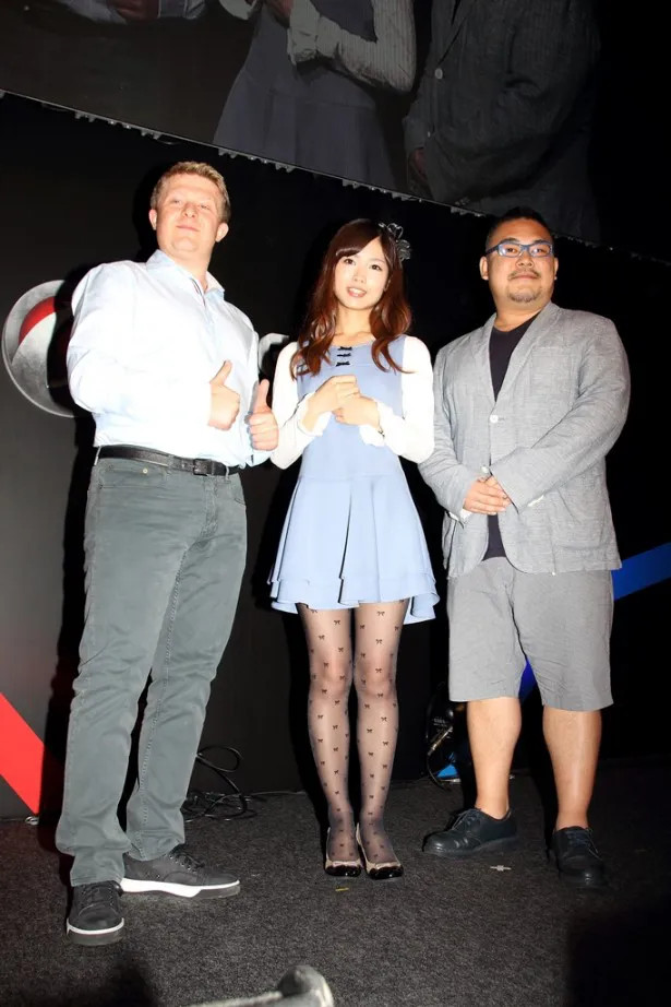 「東京ゲームショウ2014」内で行われたWargamingの記者発表に登場した(左から)同社のビクター・キスリーCEO、渕上舞、「蒼き鋼のアルペジオ －アルス・ノヴァ－ 」の南健プロデューサー