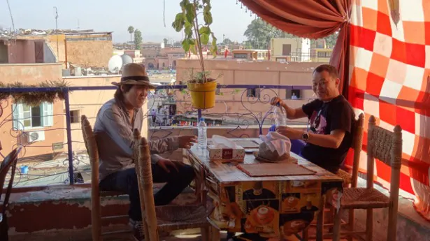 【写真を見る】千原兄弟がモロッコでお茶を堪能する