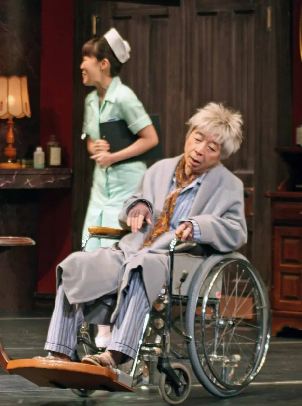 病院患者を演じる綾田俊樹の、とぼけた演技も見逃せない