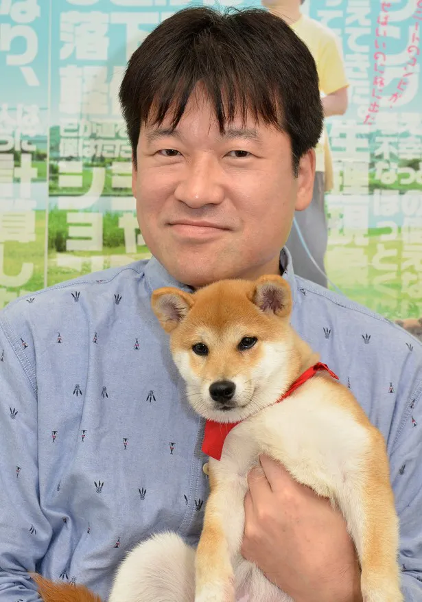 映画「幼獣マメシバ　望郷篇」で共演した柴犬をあやす佐藤二朗