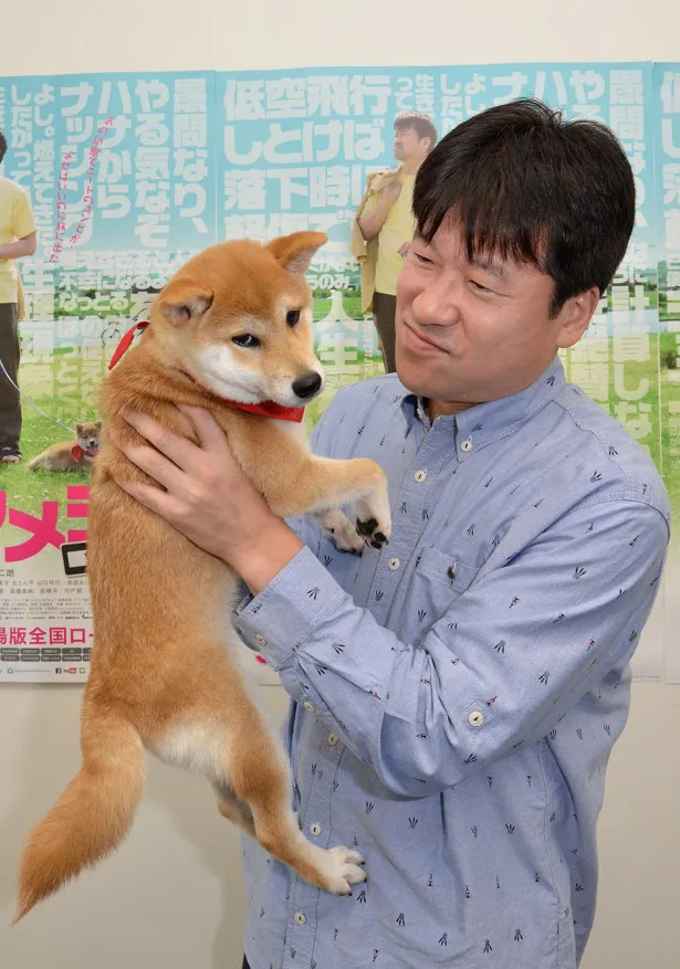 慣れた雰囲気で柴犬と接する佐藤