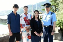 湊かなえが「Nのために」撮影現場に陣中見舞い