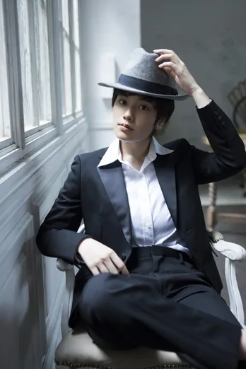 筧美和子が人生初の男装を披露! セクシーキャバ嬢から大変身!!