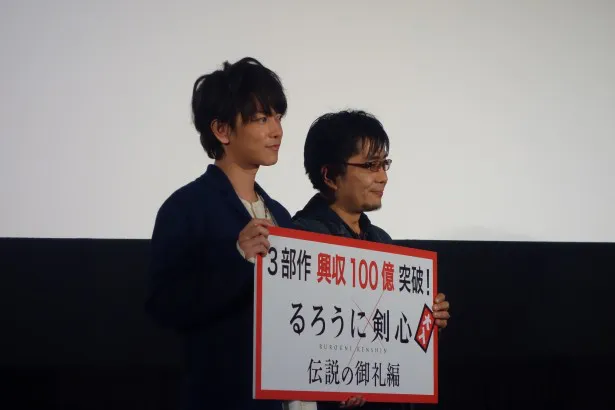 佐藤は、共演した福山雅治に「撮影中、とても気を遣ってくださって、優しいメールをいただきました」と感謝