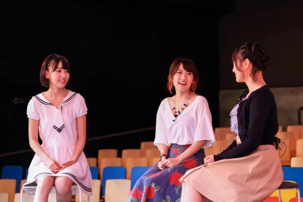 番組では、宮脇咲良(写真左)、朝長美桜(写真右)との3ショットトークも